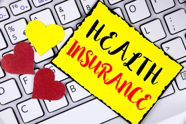 Schreibutensilien, die eine Krankenversicherung zeigen. Business-Foto zeigt Krankenversicherungsinformationen Gesundheitsdienstleister auf gelbem Zettelpapier geschrieben auf Laptop-Herzen daneben platziert. — Stockfoto