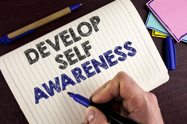 Концептуальное рукописное письмо, показывающее развитие самосознания. Деловое фото, демонстрирующее то, что вы думаете, что вы становитесь мотивировать и расти написана человеком на ноутбуке Книга на деревянном фоне Перо
.