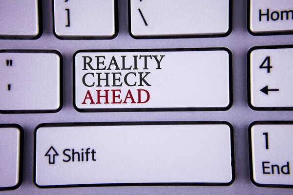 Почерк текста Reality Check Ahead. Понятие, означающее раскрытие истины, зная актуальность, избегайте скептического письма на белой клавиатуре с копировальным пространством
