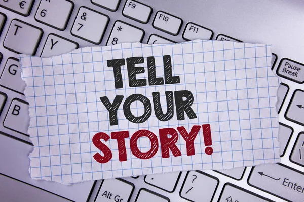 文本符号显示告诉你的故事激励呼叫。概念照片分享你的经验激励世界写在笔记本电脑上的撕纸. — 图库照片