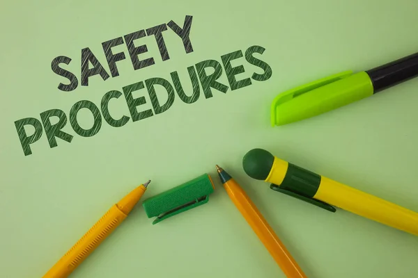 A kézírás szöveg írás biztonsági eljárásokat. Koncepció, azaz követ szabályok és rendeletek a munkahelyi biztonság sima zöld háttér tollak mellette írt. — Stock Fotó