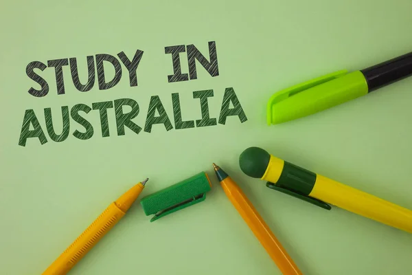 El yazısı metin yazma çalışma içinde Avustralya. Yurtdışı üniversitelerden mezun büyük fırsat düz yeşil arka plan kalemlerinde yanında bulunan yazılı anlam kavramı. — Stok fotoğraf