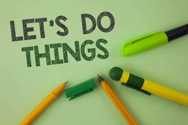 Handgeschreven tekst schrijven Let Us Do Things. Concept, wat betekent dat iets nieuws proberen vinden geluk beheersen het door praktijk op gewone groene achtergrond pennen ernaast geschreven. — Stockfoto