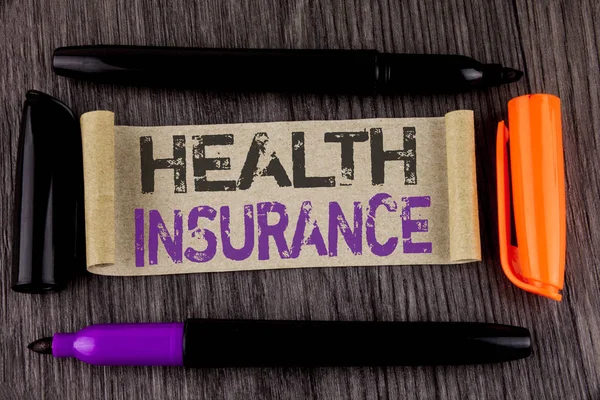 概念的な手書きの健康保険を示します。ビジネス写真テキストの保険情報報道医療プロバイダー横に木製の背景マーカーに段ボール紙に書かれました。. — ストック写真