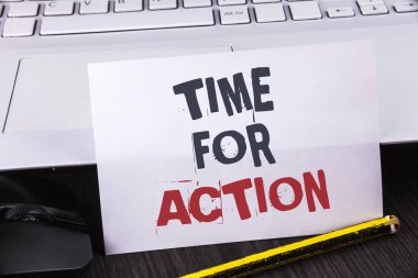 Zaman eylem için gösterilen metin işareti. Kavramsal fotoğraf usulüne uygun olarak yazılı beyaz yapışkan not Kağıt ahşap masa kalem Laoptop fare yerleştirilen boşta almak girişimi get iş oturmak.