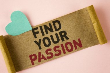 Metin yazma Your tutku bulmak kelime. Hayır için iş kavramı daha fazla işsizlik bulmak düz arka plan kalp yanında üzerinde katlanmış karton kağıt parçası üzerinde yazılı zorlu rüya kariyer.
