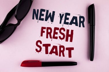 Yeni yıl yeni bir başlangıç gösterilen metin işareti. Kavramsal fotoğraf kararlar takip etmek zaman rüya iş üzerinde düz arka plan işaretleri ve güneş gözlüğü yanında yazılı ulaşmak.