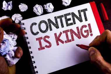 İçerik kral motivasyonel çağır gösterilen not yazma. Strateji online internet dijital Marker ahşap arka plan kağıt topları tutan not etmek üstünde adam tarafından yazılı seo vitrine iş fotoğraf