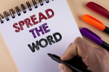 Metin yazma Spread Word kelime. Artırmak Çalıştır reklamlar için iş kavramı birçok kat Marker ile adam üstünde not etmek yanında belgili tanımlık ova geçmiş işaretleri üzerinde yazan satış depolamak