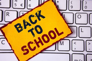 Okul için yazma el yazısı metin. Çantanı, kalem, kitap, sabit-yapışkan not kağıdına yazılı satın almak için doğru zaman anlam kavramı beyaz klavyede yerleştirilir. Üstten Görünüm.