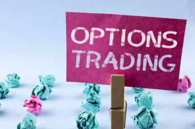 Word yazma metin ticaret seçenekleri. İş kavramı için seçenekler pembe yapışkan not Clip düz arka plan tarafından kağıt topları holding kağıt üzerinde yazılı yatırım mal borsa analizi Ticaret