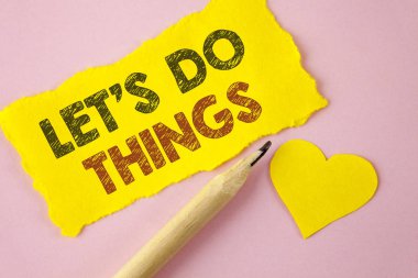 Let us şeyler gösterilen not yazma. İş fotoğraf vitrine yeni bir şey üzerinde pembe kalp yanında gözyaşı sarı kağıt parçası üzerinde yazılı uygulama tarafından mastering mutluluğu deneyin.