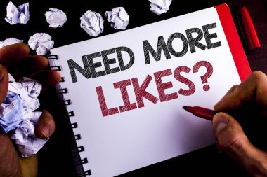 Daha fazla seviyor soru lüzum gösterilen not yazma. Sosyal medya vitrine iş fotoğraf oluşturmak daha fazla taraftar takipçileri toplum üstünde not etmek Marker ahşap arka plan kağıt topları tutan adam tarafından yazıldı