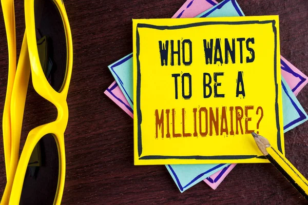 Znak tekstowy pokazuje kto chce aby być A Millionaire pytanie. Koncepcyjne zdjęcie zarobić więcej pieniędzy, zastosowanie wiedzy napisane na żółty lepki papierowej na podłoże drewniane okulary przeciwsłoneczne ołówek. — Zdjęcie stockowe