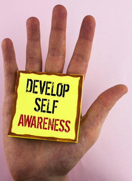 Текстовый знак, показывающий развитие самопознания. Концептуальная фотография Что вы думаете, вы становитесь мотивировать и расти написаны на желтой липкой бумаге Примечание помещены на руку на обычном фоне
.