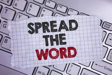 Spread Word gösterilen metin işareti. Birçok dizüstü bilgisayarda yerleştirilen gözyaşı defter kağıt üzerinde yazılı kat mağaza satışları artırmak için kavramsal fotoğraf Çalıştır reklam.