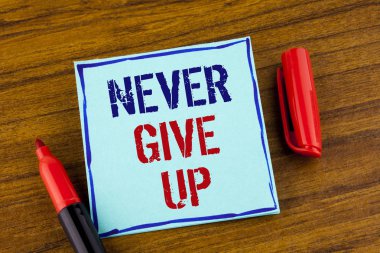Word hiç Give Up metin yazma. İş kavramı için kalıcı kendinizi motive başarılı asla geri ahşap arka plan Marker yanında yapışkan not kağıdına yazılı bak.