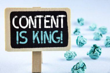 İçerik kral motivasyonel çağır gösterilen not yazma. Strateji online internet dijital ahşap hakları Kurulu düz arka plan kağıt topları yanındaki yazılı seo vitrine iş fotoğraf.