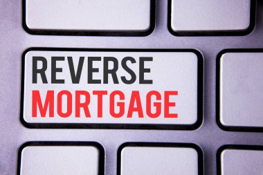 El yazısı metin ters ipotek. Kavram anlam yaşlı ev sahibi emeklilik seçenek düzenli ödeme parası beyaz klavye anahtar kopyalama alanı en iyi manzaralı yazılı.