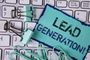 El yazısı metin kurşun nesil motivasyonel ara. Satış boru hattı dijital üreten anlam kavramı yazılı yanında beyaz klavye klipleri ve kağıt pimleri üzerine yerleştirilmiş yapışkan not kağıt üzerinde yol açar.