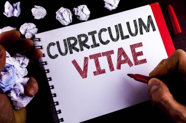 Özgeçmiş gösterilen not yazma. Marker ahşap arka plan kağıt topları tutan not etmek üstünde adam tarafından yazılı özgeçmiş hazırlama tasarım şablonu fırsat işe alım vitrine iş fotoğraf