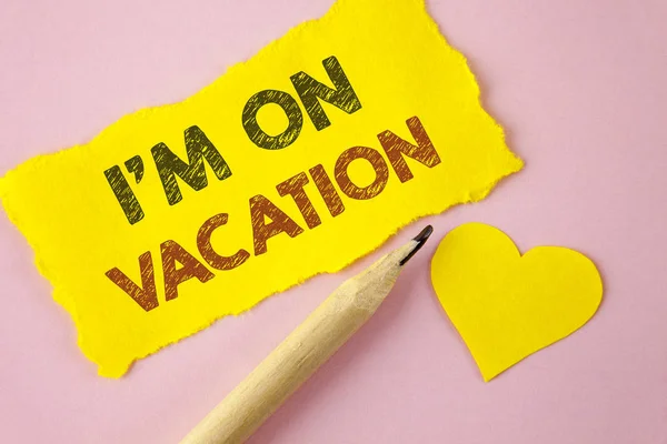 Notiz, dass ich im Urlaub bin. Business-Foto zeigt Pause vom stressigen Arbeitsdruck Reise weltweit geschrieben auf tränengelbem Papierstück auf rosa Hintergrund Herz daneben. — Stockfoto