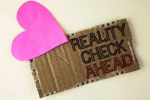 Texto de escritura a mano Reality Check Ahead. Concepto significado Revela la verdad conociendo la actualidad evita ser escéptico escrito en Tear Cardboard Pieza sobre el fondo llano Corazón junto a él . — Foto de Stock