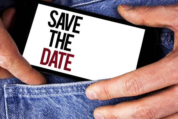 Texto de escrita de palavras Save The Date. Conceito de negócio para organizar eventos bem fazer dia especial por organizadores de eventos escritos no telefone móvel segurando por homem no fundo Jeans . — Fotografia de Stock