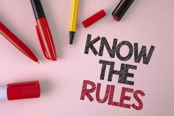 Ecriture conceptuelle montrant Know The Rules. Texte de la photo d'affaires Comprendre les termes et conditions obtenir des conseils juridiques des avocats écrits sur fond rose clair Stylos et marqueurs à côté . — Photo