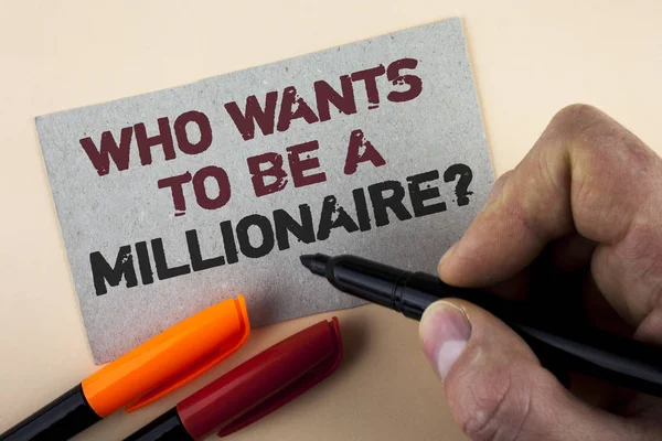 Koncepcyjne w zapasie pismo, pokazuje, kto chce się być A Millionaire pytanie. Biznesowe zdjęcie tekstu zarobić więcej pieniędzy, zastosowanie wiedzy napisane przez człowieka z markerem na kawałku tektury na tle zwykłego — Zdjęcie stockowe