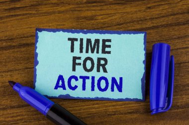 Zaman eylem için gösterilen metin işareti. Kavramsal fotoğraf boşta almak girişimi get iş bitmiş usulüne uygun ahşap arka plan Marker yanında yapışkan not kağıdına yazılı oturmak yok.