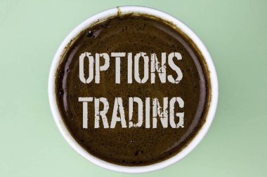 Word yazma metin ticaret seçenekleri. İş kavramı için seçenekler üzerinde kahve bir fincan düz arka plan üzerinde yazılı yatırım mal borsa analizi Ticaret.