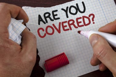 Are sen kaplı soru gösterilen not yazma. Adam tarafından ahşap arka plan işaretçisi üzerinde gözyaşı defter kağıt üzerinde yazılı sağlık sigortası kapsamı olağanüstü durum kurtarma vitrine iş fotoğraf.