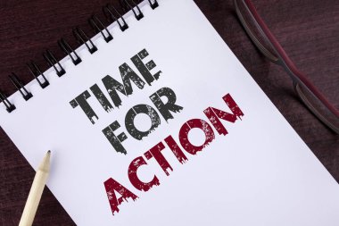 Zaman eylem için gösterilen metin işareti. Kavramsal fotoğraf ahşap arka plan kalem üzerinde usulüne uygun olarak yazılı not defteri ve gözlük yanında boşta almak girişimi get iş oturmak.