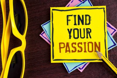 Sizin tutku bulmak gösterilen metin işareti. Kavramsal fotoğrafı yok daha fazla işsizlik bulmak ahşap arka plan kalem güneş gözlüğü sarı yapışkan not kağıdına yazılı zorlu rüya kariyer.