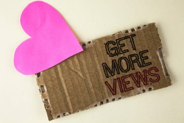 El yazısı metin diğer görünümler olsun. Artış web trafiği optimize anlam kavramı blog stratejisi analiz dijital olarak gözyaşı karton parçası üzerinde düz arka plan kalp yanındaki yazılı.