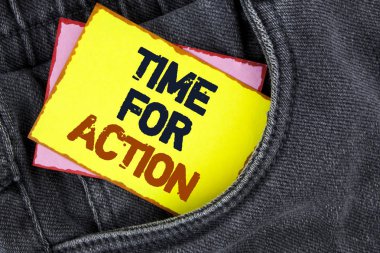 Zaman için eylem gösteren not yazma. İş fotoğraf vitrine oturup boş almak girişimi get iş usulüne uygun olarak yazılı sarı yapışkan not kağıdı kot arka plan üzerine yerleştirilen.