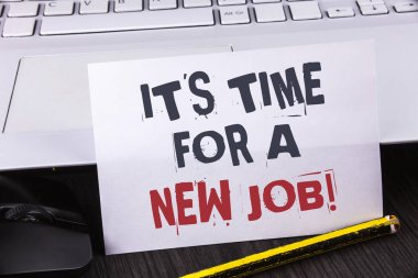 Bu gösterilen metin zaman için A yeni iş motivasyonel çağrı işarettir. Kavramsal fotoğraf yapmak beyaz yapışkan not ahşap masa kalem Laoptop fare yerleştirilen kağıt üzerinde yazılı eski iş Değiştir sıkışmış değil.