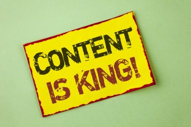 Word metin içerik kral motivasyonel çağır yazma. İş kavramı için strateji online internet dijital düz arka plan üzerinde sarı yapışkan not kağıdına yazılı seo.