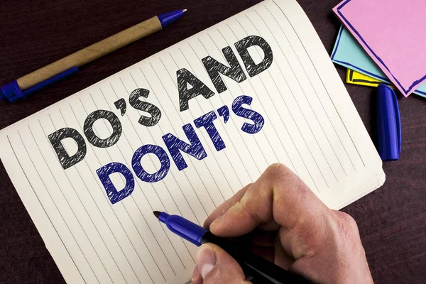 Концептуальний почерк, що показує Do'S And Don'Ts. Бізнес-фото показ Що можна зробити і що не можна знати неправильно написано людиною на ноутбуці Книга на дерев'яному тлі Ручка . — стокове фото