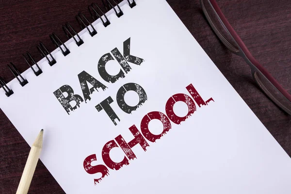 Szöveg jel mutatja a vissza az iskolába. Fogalmi fotó a megfelelő időben vásárolni, iskolatáska, tolltartó, a könyv írt jegyzék a ceruza fa háttér és a szemüveg a mellette álló. — Stock Fotó
