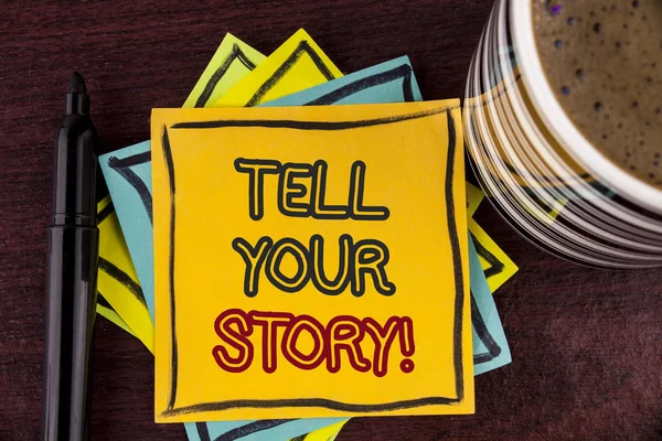 Uwaga: pisanie Wyświetlono mówić Your Story motywacyjne Call. Biznes Fotografia formacie prezentującym Udostępnij swoje doświadczenie motywować świecie napisane na karteczkę papieru na podłoże drewniane filiżanki kawy i Marker — Zdjęcie stockowe