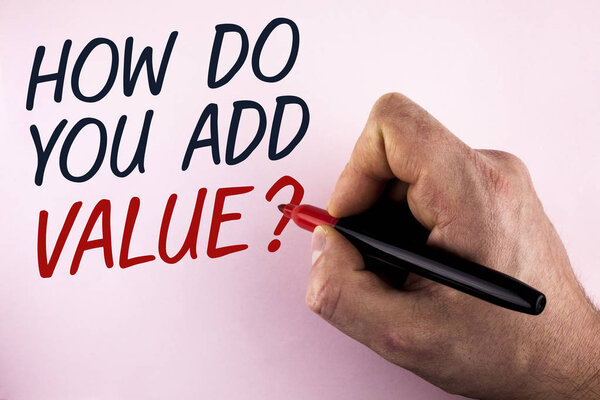 Текст записи слов Как вы добавляете значение вопрос. Бизнес-концепция "Приносить бизнес-прогресс", написанная Человеком, держащим Маркер в руках на простом фоне
.