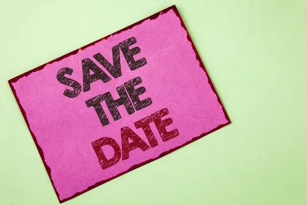 Texto de escrita de palavras Save The Date. Conceito de negócio para organizar eventos bem fazer dia especial por organizadores de eventos escrito em papel de nota pegajosa rosa em fundo liso . — Fotografia de Stock