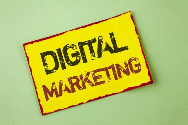 단어 쓰기 텍스트 디지털 마케팅입니다. 제품의 전략에 대 한 비즈니스 개념 서비스 온라인 일반 배경에 노란색 스티커 메모 용지에 작성 하는 디지털 기술. — 스톡 사진