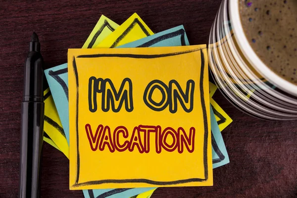 Scrivere una nota che mostra I Am im On Vacation. Business photo showcase Pausa da stressante viaggio pressione di lavoro in tutto il mondo scritto su carta Nota appiccicosa su sfondo in legno Coffee Cup e Marker — Foto Stock