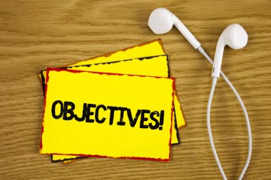 Word metin hedefleri motivasyonel ara yazma. İş kavramı için planlanan hedefleri için ahşap arka plan Handsfree yanındaki sarı yapışkan not kağıdına yazılı istenilen hedefler elde.