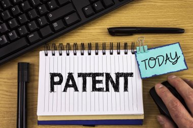 Patent gösterilen metin işareti. Kavramsal fotoğraf Noteoad üzerinde ahşap arka plan el fare bugün kalem klavye üzerinde yazılı bir ürün yapma satış kullanmak için haklar vermektedir lisans