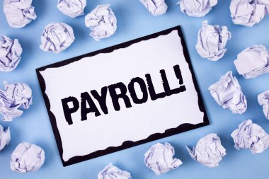 Word metin bordro motivasyonel ara yazma. İş kavramı kağıt topları içinde düz mavi zemin üzerine beyaz yapışkan not kağıt üzerinde yazılı, çalışanları için bir şirket tarafından ödenen toplam maaş için.