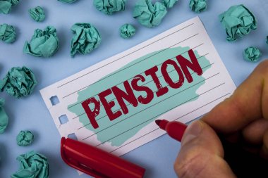 Pension gösterilen metin işareti. Emeklilik Marker düz arka plan kağıt topları tutan yaşlı yıl adam tarafından boyalı not defteri kağıtta yazılı kaydeder sonra kavramsal fotoğraf gelir yaşlılar kazanmak.